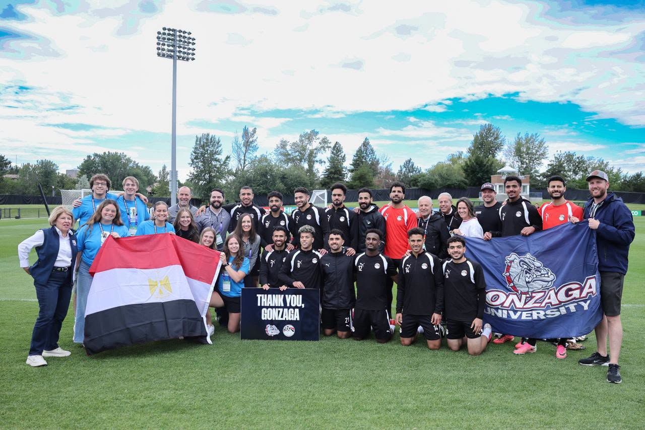 منتخب مصر يهدي جامعة جونزاجا القميص (6) منتخب مصر يهدي جامعة جونزاجا القميص (6)
