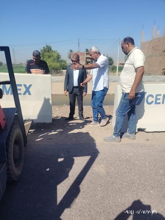 أثناء بدء تركيب حواجز خرسانية على جانبي ترعة جنابية صدفا أثناء بدء تركيب حواجز خرسانية على جانبي ترعة جنابية صدفا