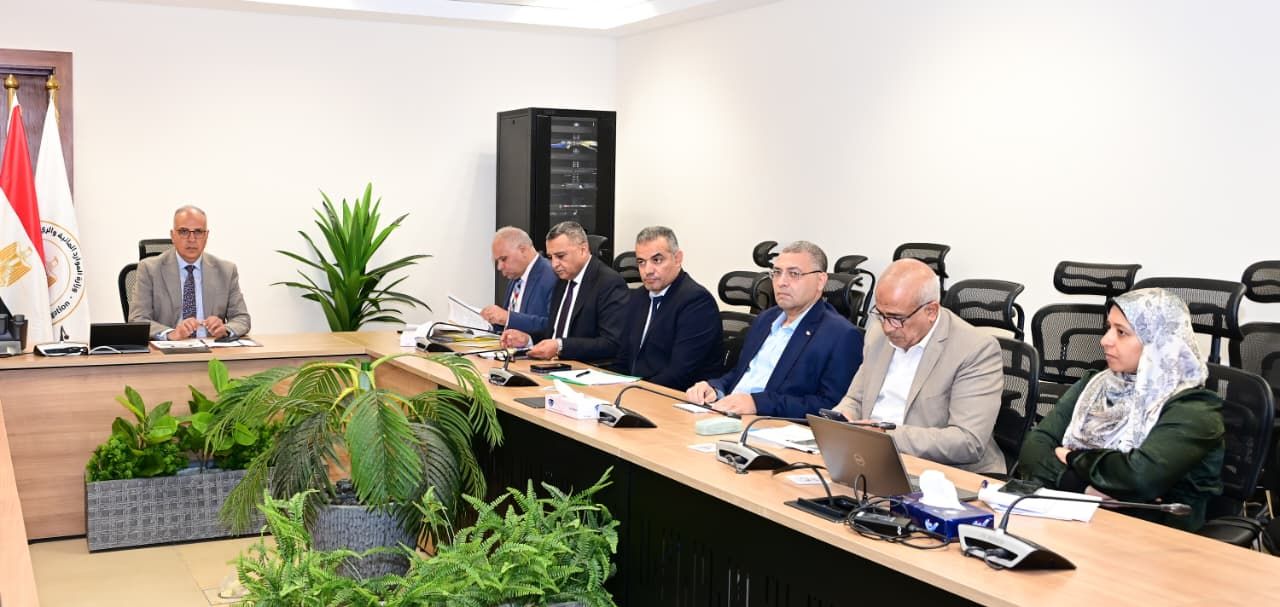 وزير الري يبحث إنشاء وتطوير منظومة صاولات لحجز ورد النيل والمخلفات العائمة وزير الري يبحث إنشاء وتطوير منظومة صاولات لحجز ورد النيل والمخلفات العائمة