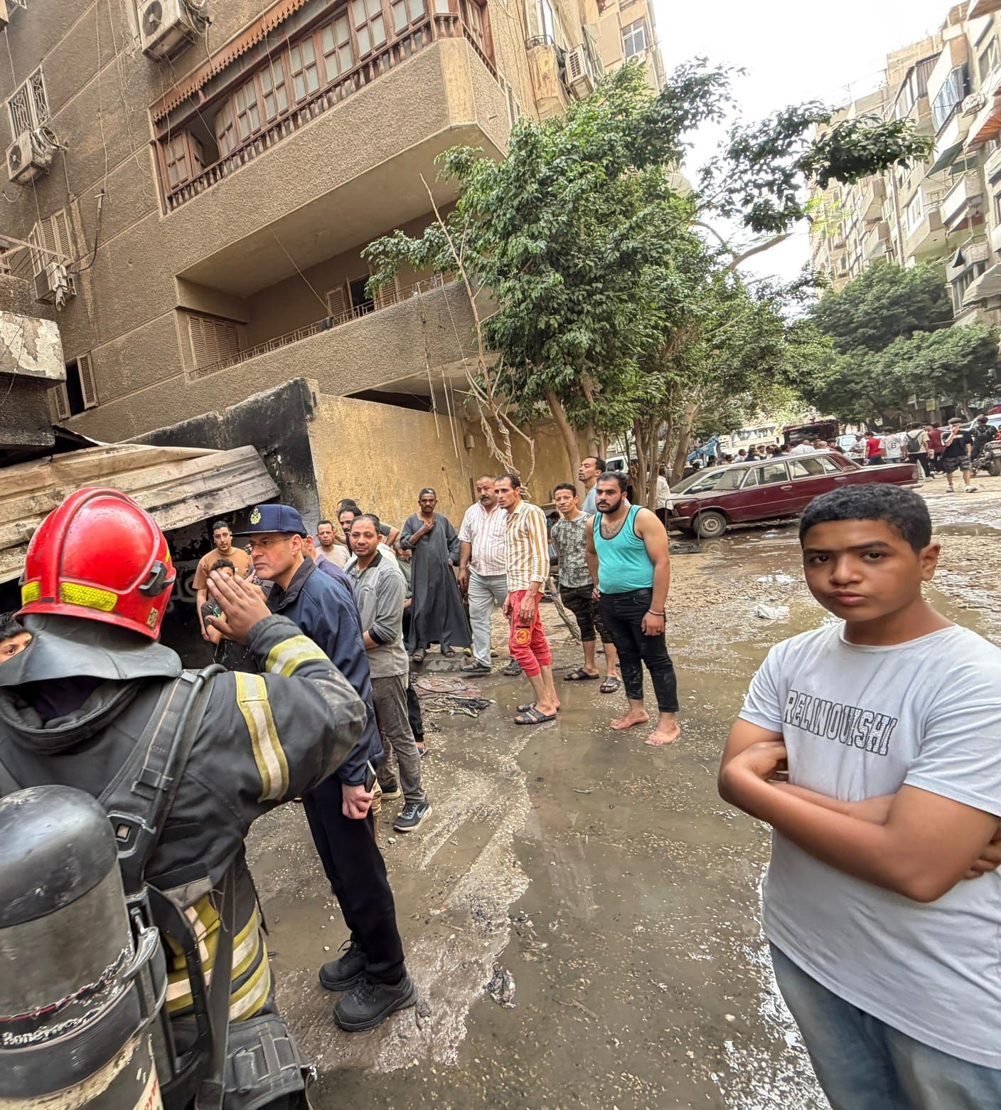 ديما وسط رجالته..اللواء الشربينى إنقاذ العديد من الأرواح فى بلاغات الحماية المدنية (1) ديما وسط رجالته..اللواء الشربينى إنقاذ العديد من الأرواح فى بلاغات الحماية المدنية (1)