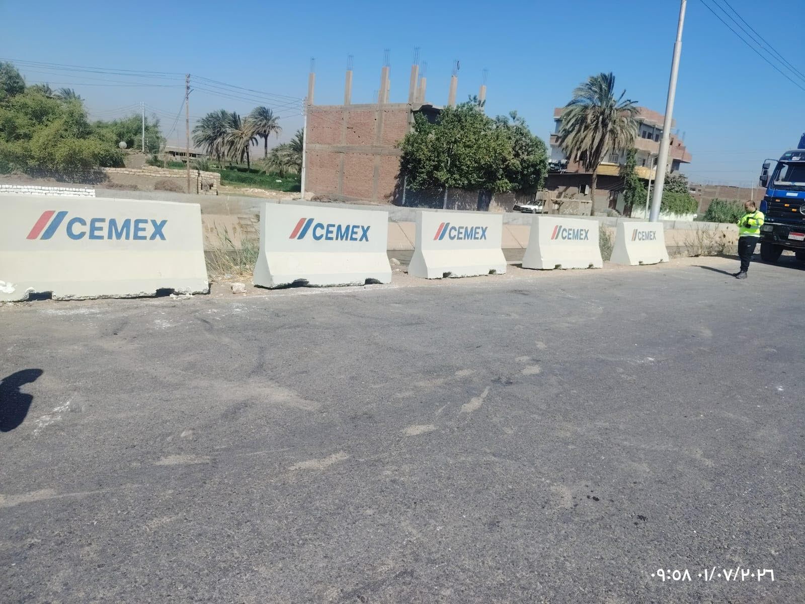 تركيب حواجز خرسانية على جانبي ترعة جنابية صدفا بأسيوط تركيب حواجز خرسانية على جانبي ترعة جنابية صدفا بأسيوط