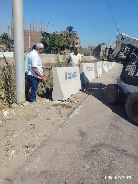 تركيب حواجز خرسانية على جانبي ترعة جنابية صدفا تركيب حواجز خرسانية على جانبي ترعة جنابية صدفا