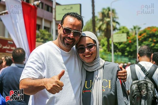 الاشارة بعلامة النصر بعد الخروج من اللجنة الاشارة بعلامة النصر بعد الخروج من اللجنة