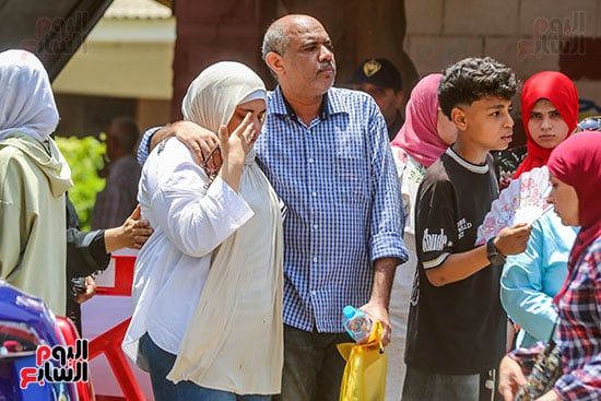 طالبة تمسح دموعها طالبة تمسح دموعها