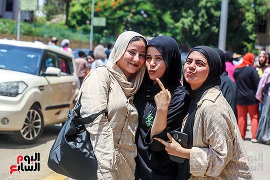 طالبات يعبرن عن فرحتهن طالبات يعبرن عن فرحتهن