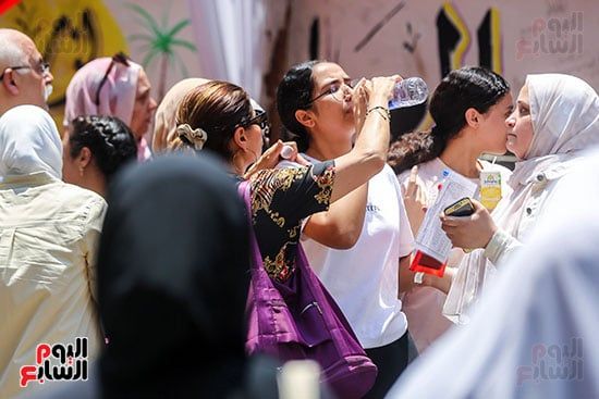 طالبة تشرب المياه بعد الخروج من اللجنة طالبة تشرب المياه بعد الخروج من اللجنة