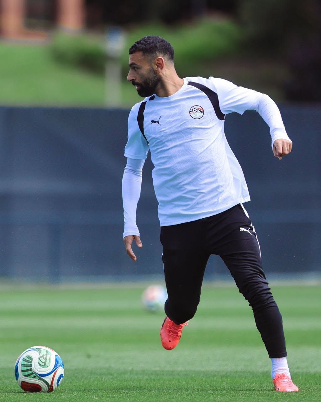 النجم محمد صلاح يركض بالكرة النجم محمد صلاح يركض بالكرة