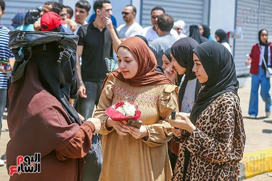 طالبة تحزن لصعوبة الكيمياء طالبة تحزن لصعوبة الكيمياء