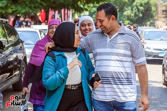 ابتسامة بين اب ونجلته بعد الامتحان ابتسامة بين اب ونجلته بعد الامتحان