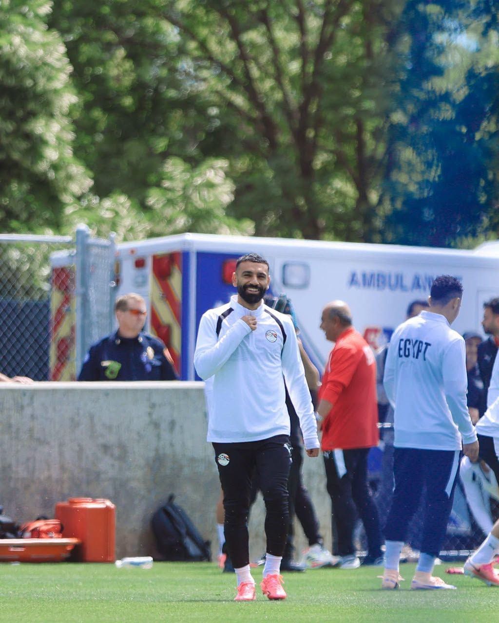 ضحكة محمد صلاح فى مران منتخب مصر ضحكة محمد صلاح فى مران منتخب مصر