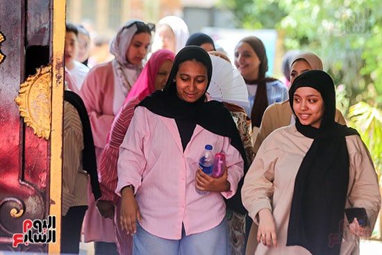خروج الطلبة من اللجان خروج الطلبة من اللجان