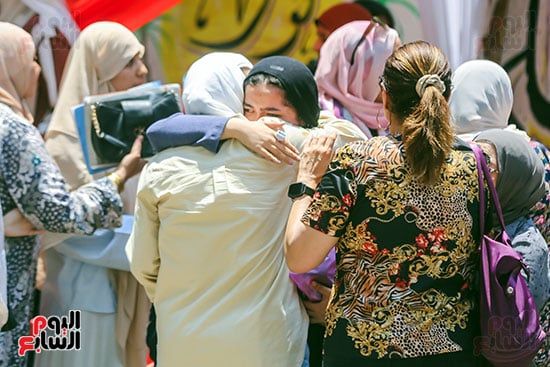 الأحضان بين الطلاب وأسرهم الأحضان بين الطلاب وأسرهم