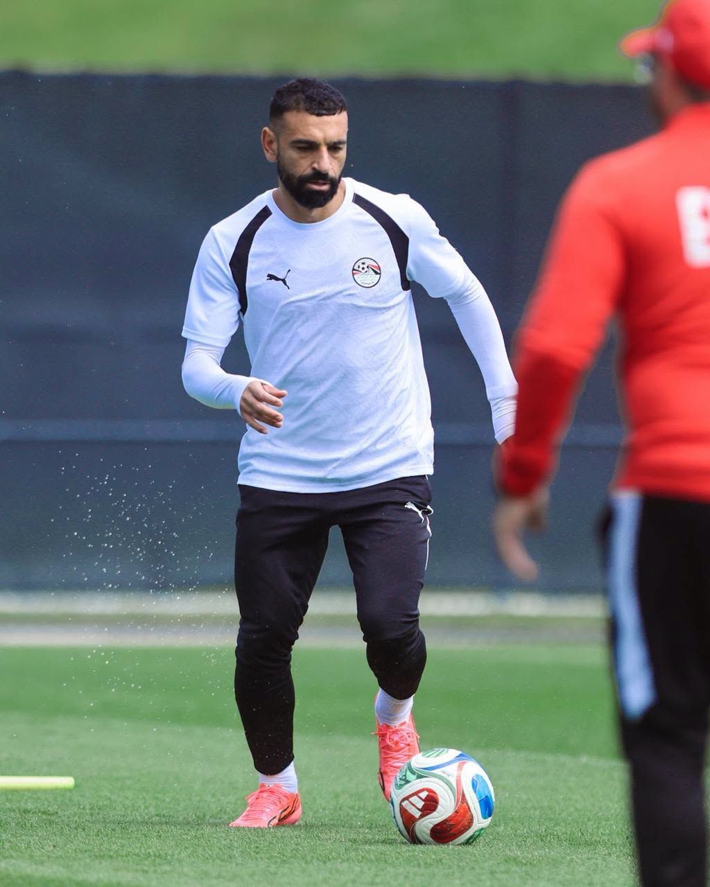محمد صلاح يجري بالكرة محمد صلاح يجري بالكرة