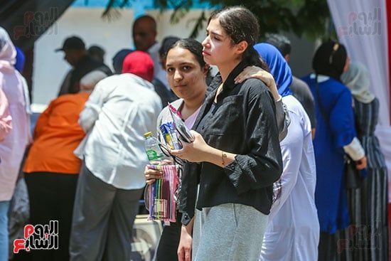 طالبة تحزن لصعوبة الكيمياء (2) طالبة تحزن لصعوبة الكيمياء (2)
