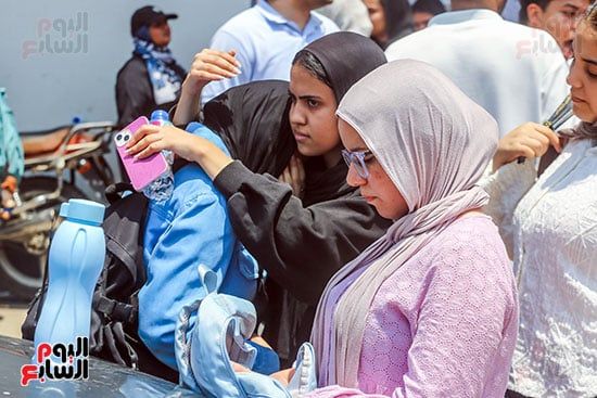 بكاء طالبة لصعوبة امتحان الكيمياء بكاء طالبة لصعوبة امتحان الكيمياء