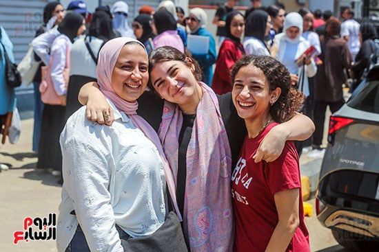 طالبة أدبى وفرحتهم بسهولة الجغرافيا طالبة أدبى وفرحتهم بسهولة الجغرافيا