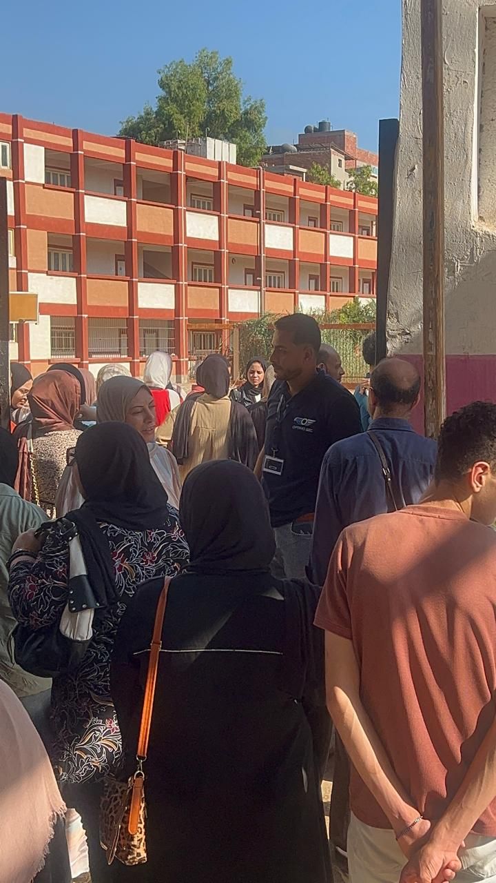 جانب من دخول الطلاب للجان جانب من دخول الطلاب للجان