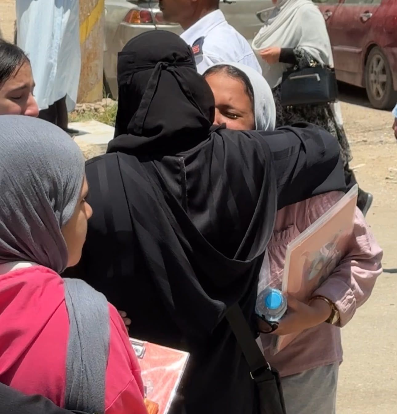 بكاء طالبة عقب خروجها من امتحان مادة الكيمياء بكاء طالبة عقب خروجها من امتحان مادة الكيمياء
