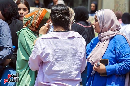 طالبة تمسح دموعها بعد صعوبة الكيمياء طالبة تمسح دموعها بعد صعوبة الكيمياء