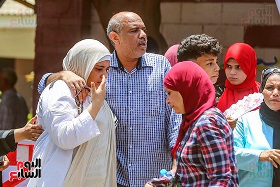 حزن طالبة لصعوبة الكيمياء حزن طالبة لصعوبة الكيمياء