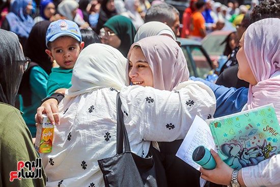 حضن بين طالب ة ووالدتها حضن بين طالب ة ووالدتها