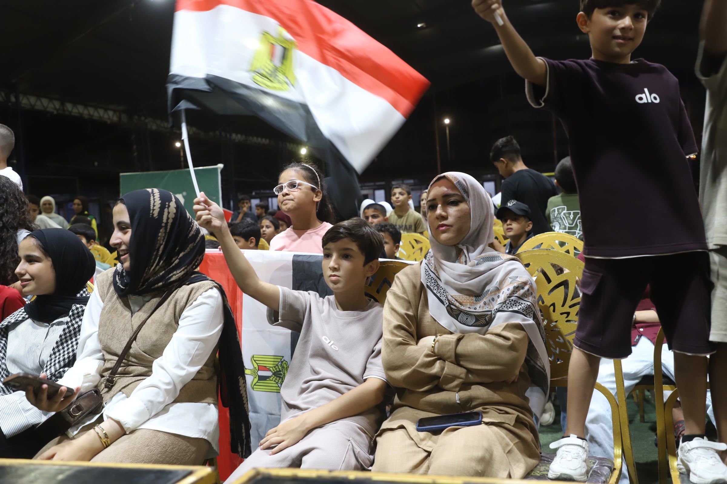 صغار وكبار حاضرون في التشجيع صغار وكبار حاضرون في التشجيع