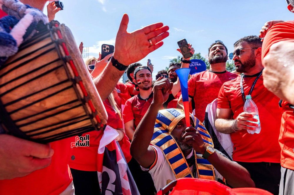 الجمهور المصرى يدعم المنتخب قبل مباراة أستراليا الجمهور المصرى يدعم المنتخب قبل مباراة أستراليا