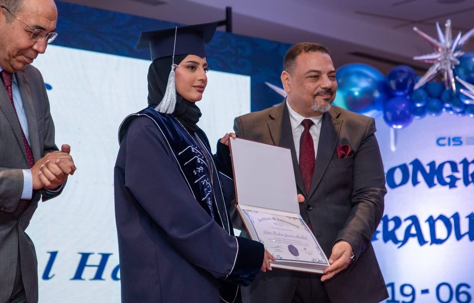 تكريم إحدى الطالبات تكريم إحدى الطالبات