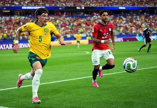 عمر مومش خلال المباراة عمر مومش خلال المباراة