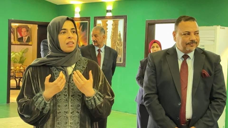 مدير المدرسة المصرية بقطر مع وزيرة التعليم القطرية مدير المدرسة المصرية بقطر مع وزيرة التعليم القطرية