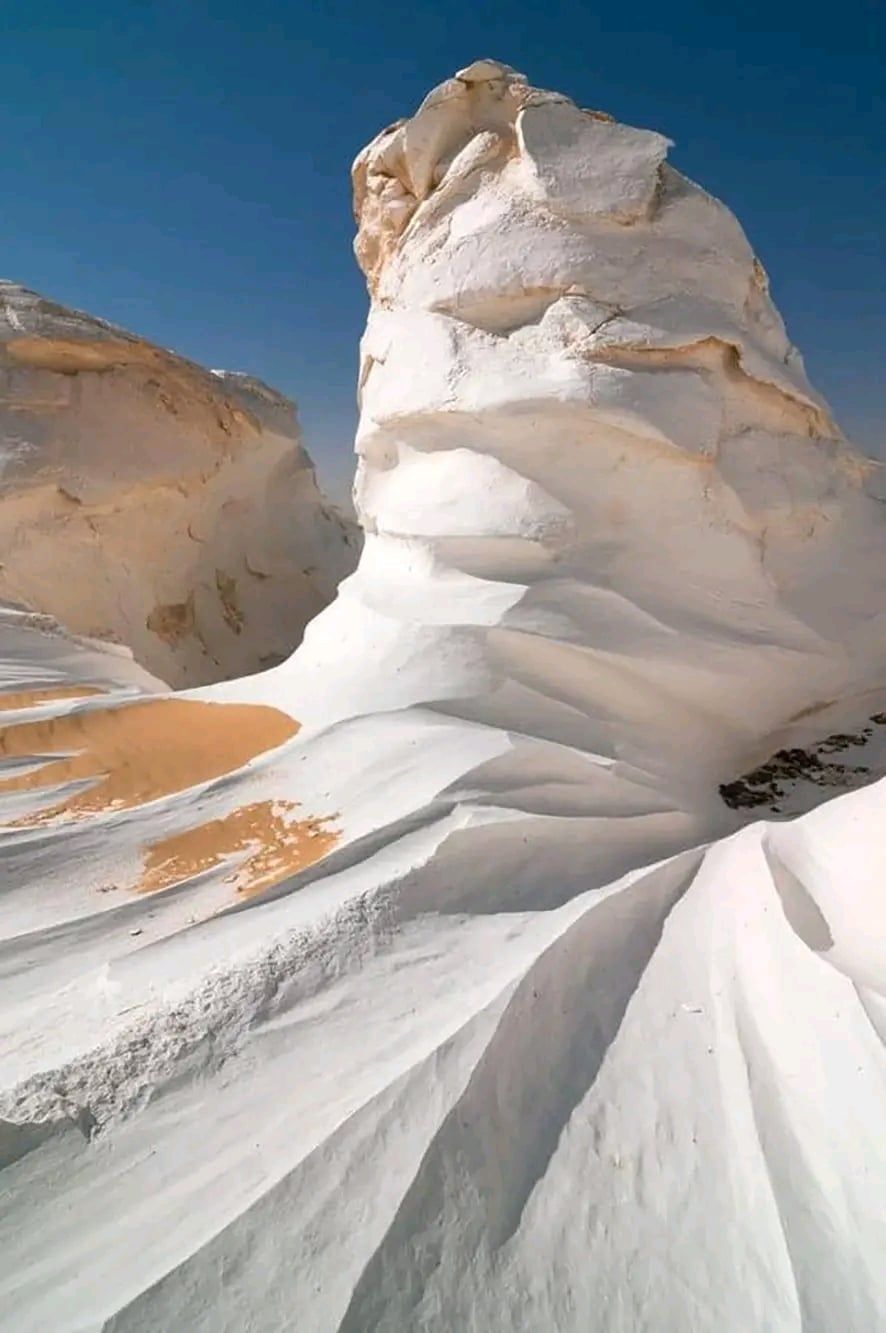 صخور من الحجر الجيري الأبيض بالفرافرة صخور من الحجر الجيري الأبيض بالفرافرة