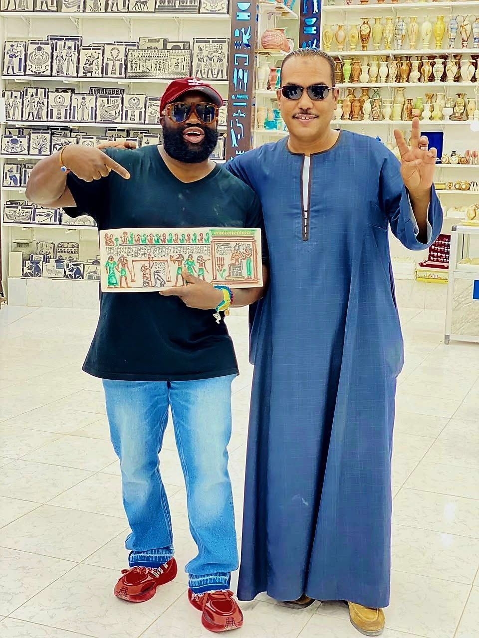 الشرطي الأمريكي إريك هدسون فى مصانع التحف الفرعونية بالأقصر الشرطي الأمريكي إريك هدسون فى مصانع التحف الفرعونية بالأقصر