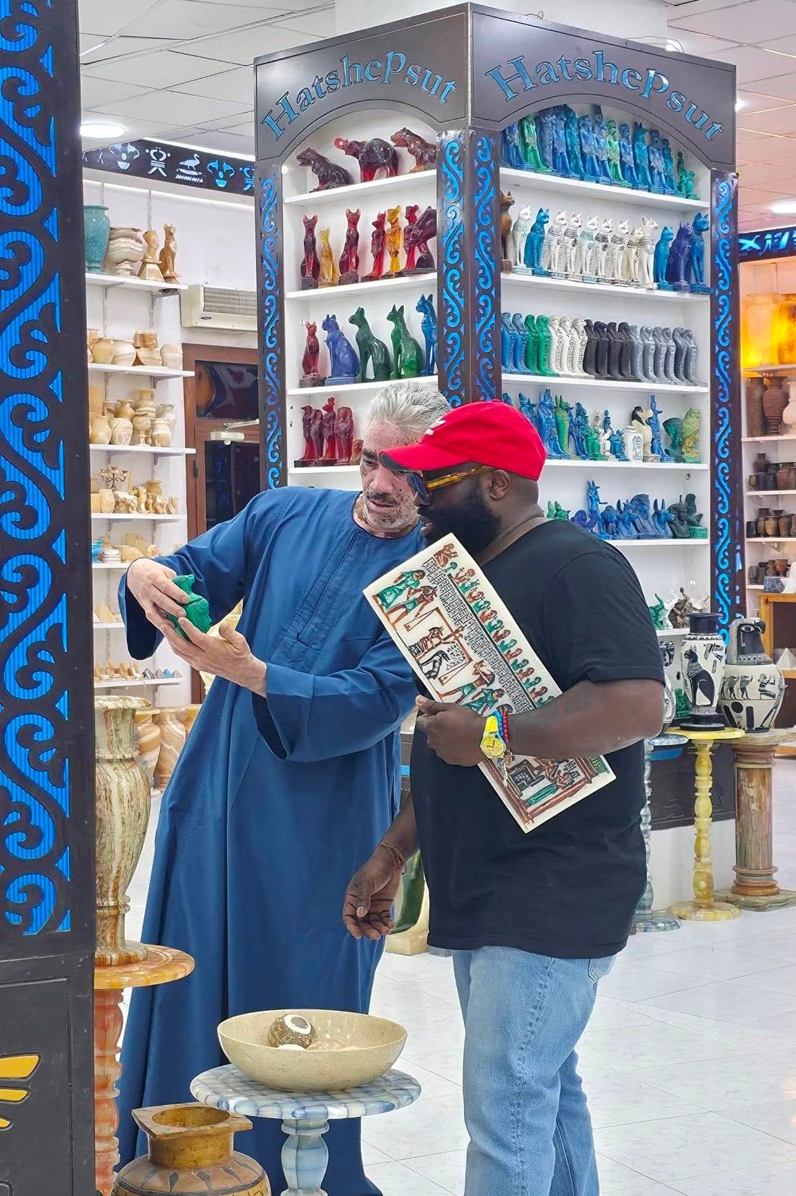 زيارة الشرطي الأمريكي إريك هدسون لمصانع الألباستر بالأقصر زيارة الشرطي الأمريكي إريك هدسون لمصانع الألباستر بالأقصر