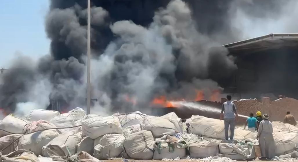 جانب من الحريق جانب من الحريق