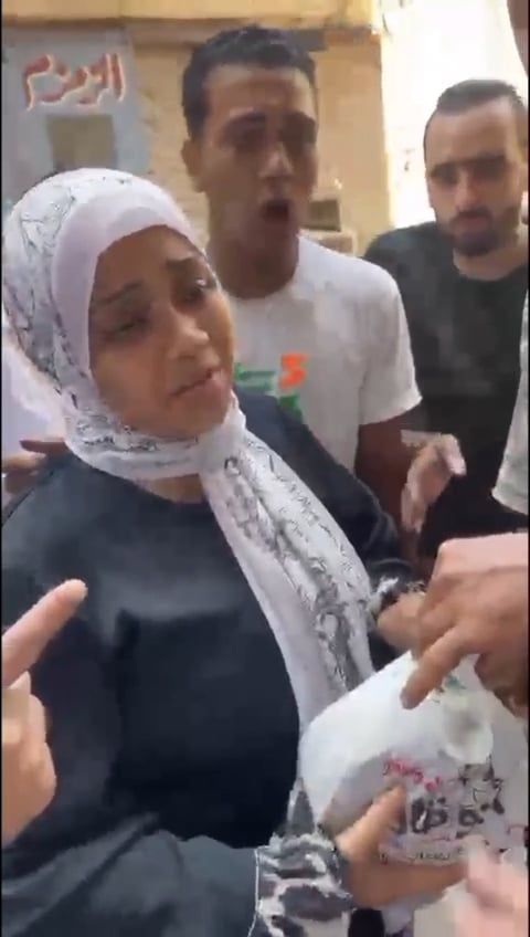 الاسرة تتسلم الاموال الاسرة تتسلم الاموال