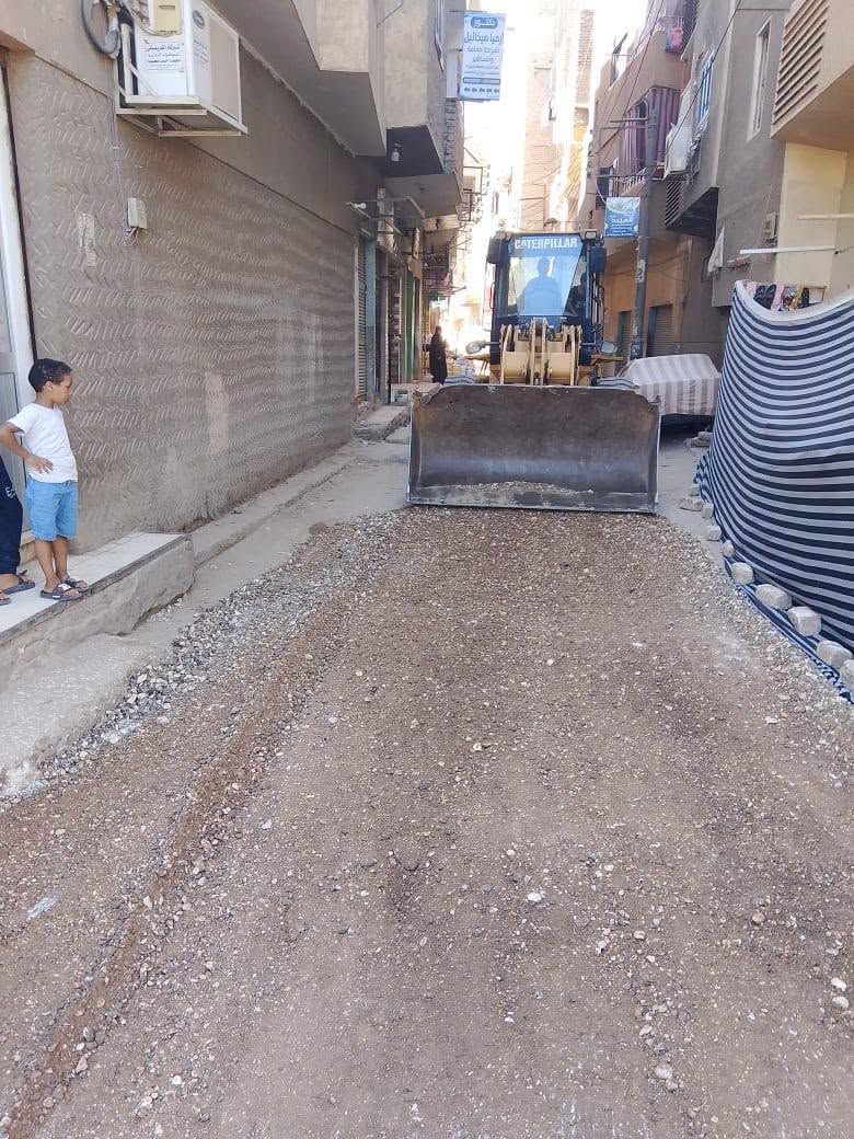 تسوية وتمهيد الطرق وترميم الحفر والمطبات في عدد من المناطق بأرمنت تسوية وتمهيد الطرق وترميم الحفر والمطبات في عدد من المناطق بأرمنت