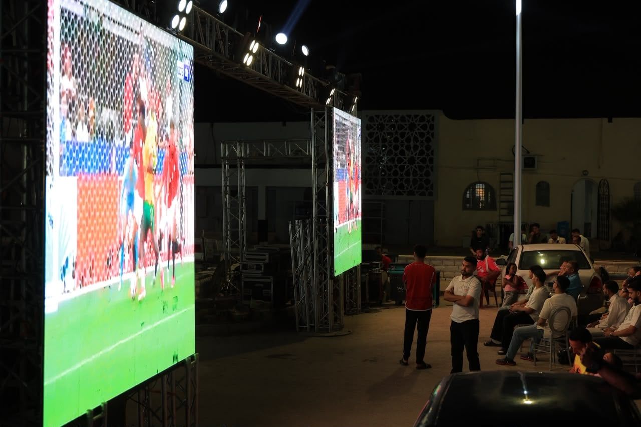 شاشة لعرض مباراة مصر واستراليا في دور الـ32 بكأس العالم في معرض ديارنا بمارينا (2) شاشة لعرض مباراة مصر واستراليا في دور الـ32 بكأس العالم في معرض ديارنا بمارينا (2)