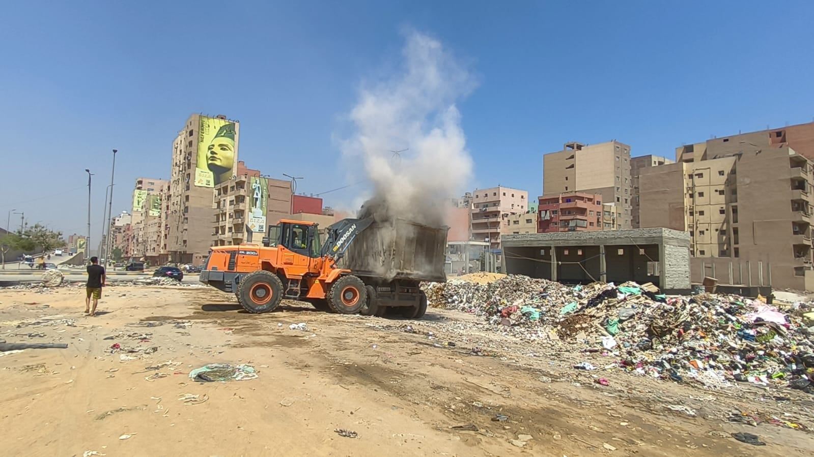 رفع مخلفات الرتش بمنطقة موقف الأتوبيس العشروا (4) رفع مخلفات الرتش بمنطقة موقف الأتوبيس العشروا (4)