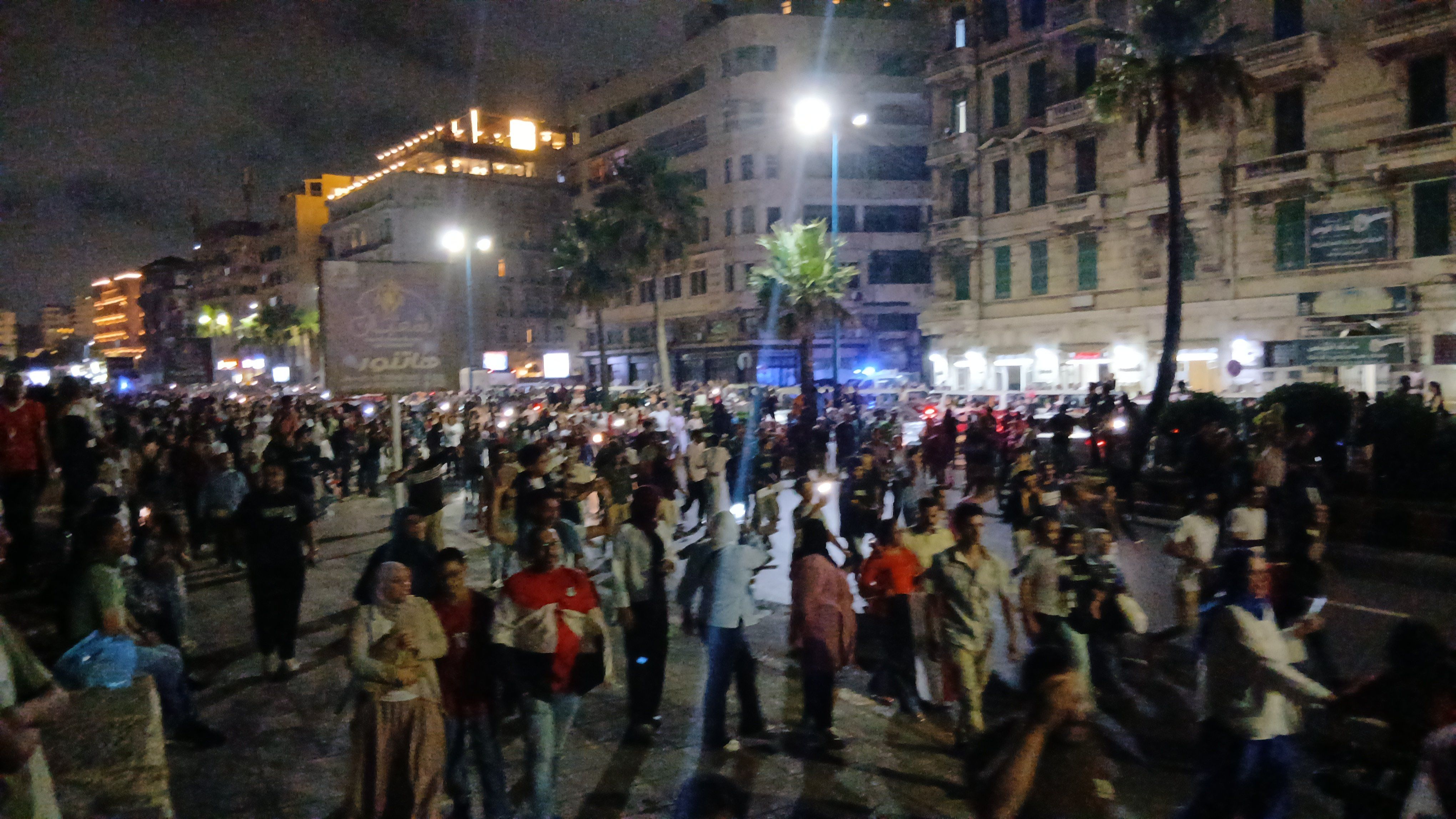 الاف الاسكندرانية يحتفلون بفوز المنتخب المصري الاف الاسكندرانية يحتفلون بفوز المنتخب المصري