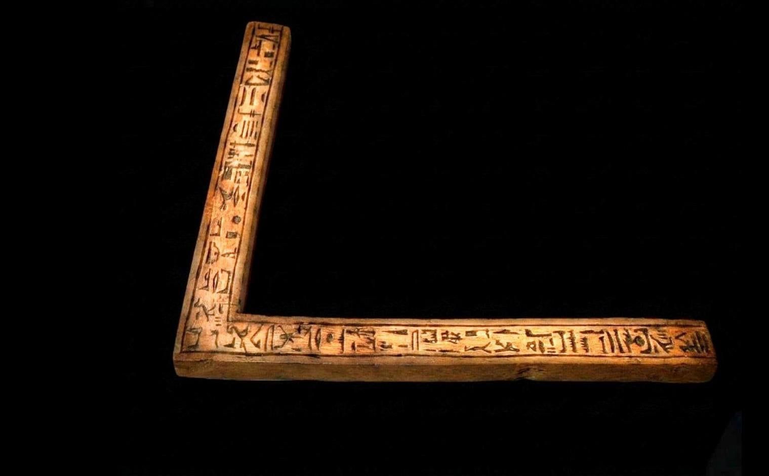 احدي الأدوات الخاصة بالهندسة المعمارية لدى القدماء المصريين احدي الأدوات الخاصة بالهندسة المعمارية لدى القدماء المصريين