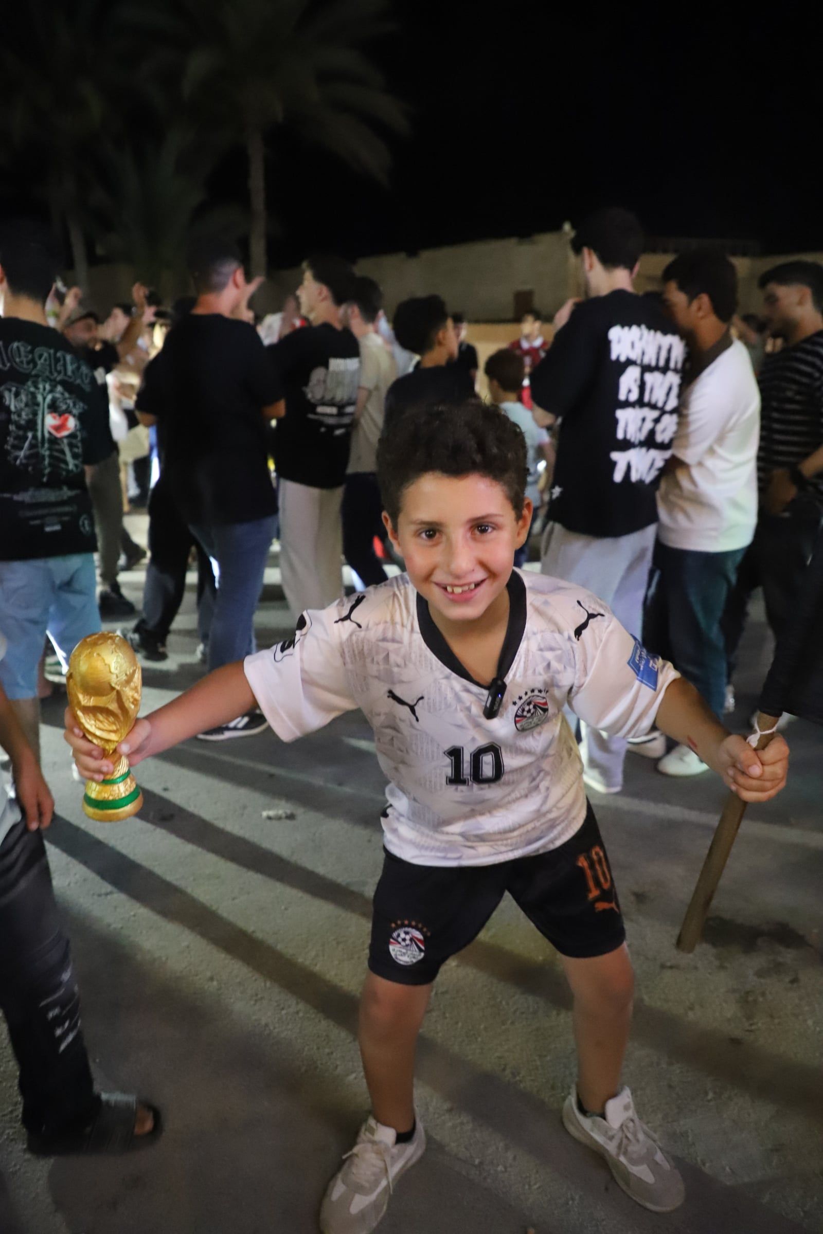 طفل يحمل كاس العالم وعلم مصر في مدينة العريش طفل يحمل كاس العالم وعلم مصر في مدينة العريش