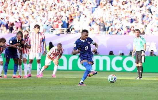 الهدف الأول فى شباك باراجواى الهدف الأول فى شباك باراجواى