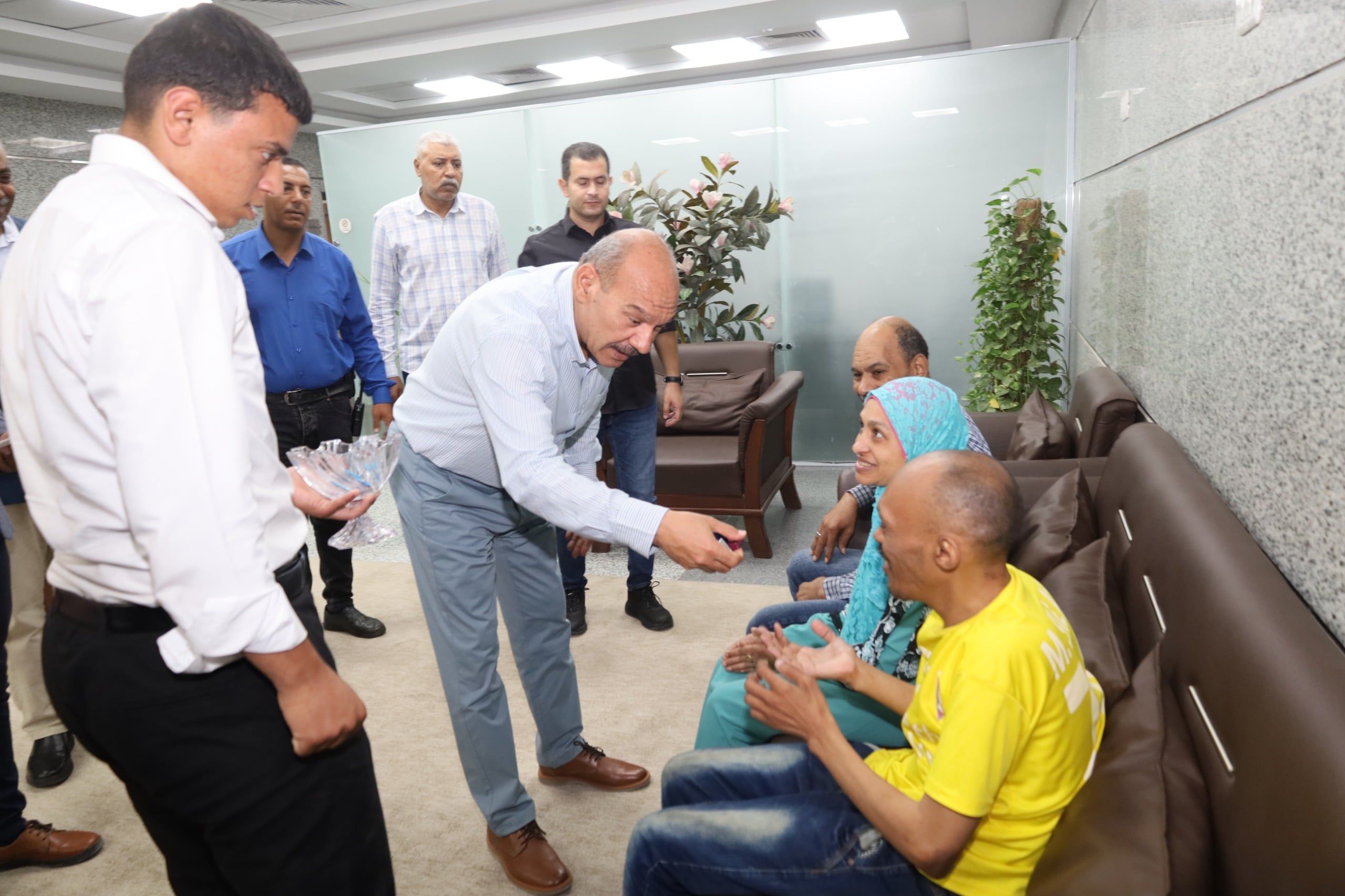 محافظ السويس يوجه بتوفير الدعم لأسرتين من ذوى الهمم محافظ السويس يوجه بتوفير الدعم لأسرتين من ذوى الهمم