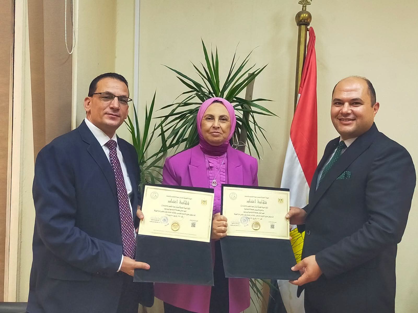 جانب من تسليم شهادتي الاعتماد من الهيئة القومية لضمان جودة التعليم والاعتماد جانب من تسليم شهادتي الاعتماد من الهيئة القومية لضمان جودة التعليم والاعتماد