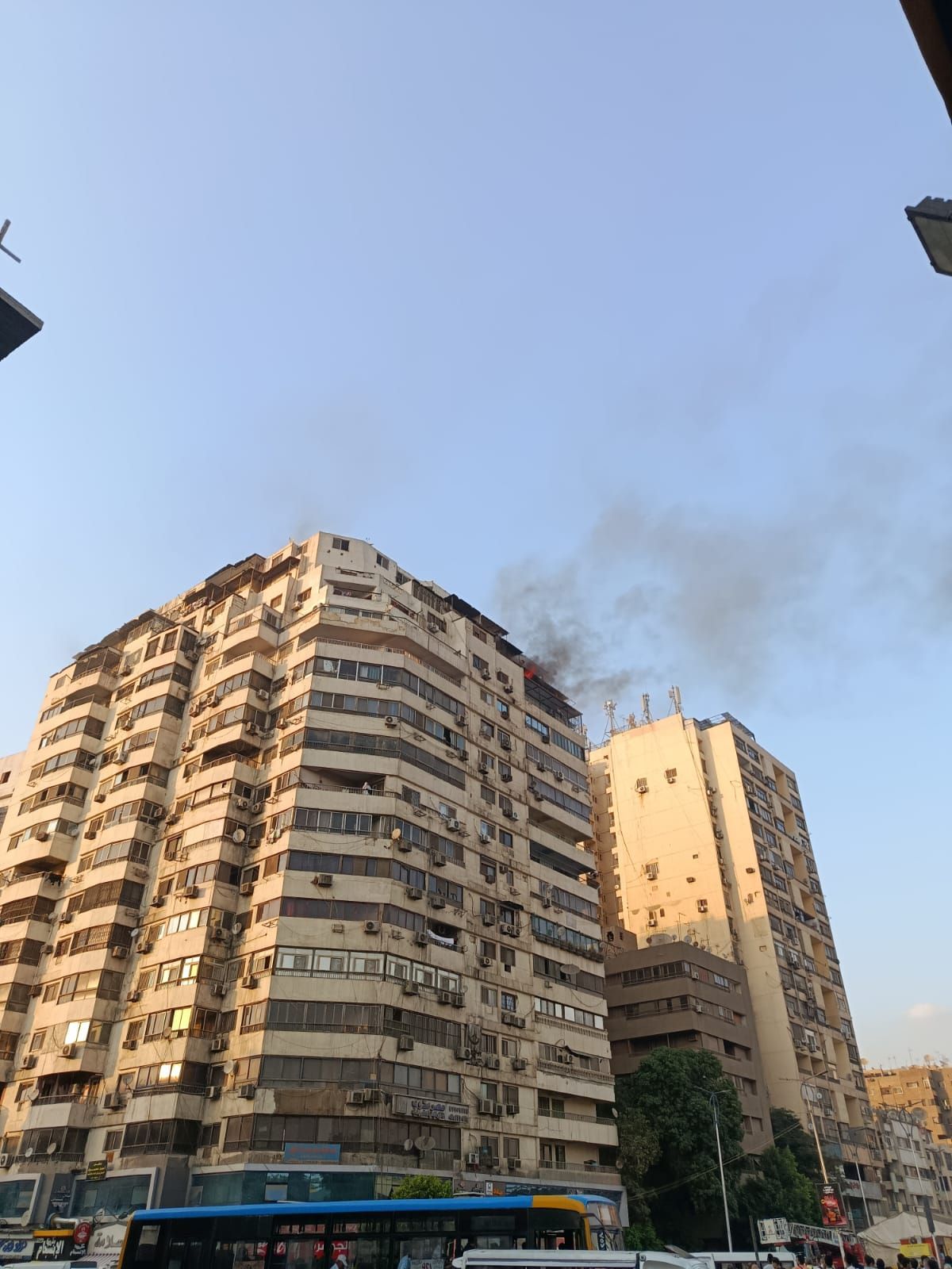 حريق داخل شقة سكنية فى الدقى (1) حريق داخل شقة سكنية فى الدقى (1)