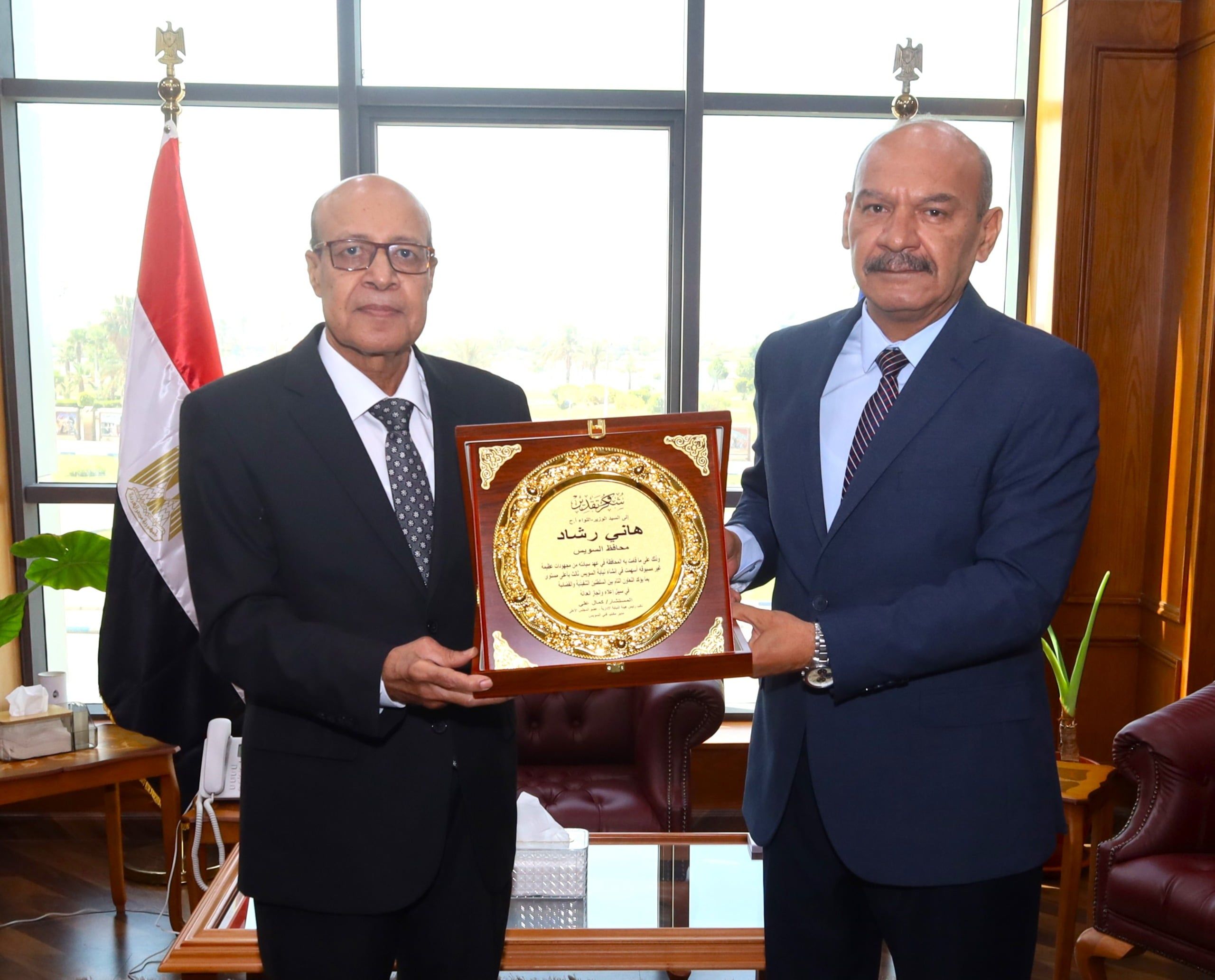 أهداء درع هيئة النيابة الإدارية إلى محافظ السويس أهداء درع هيئة النيابة الإدارية إلى محافظ السويس