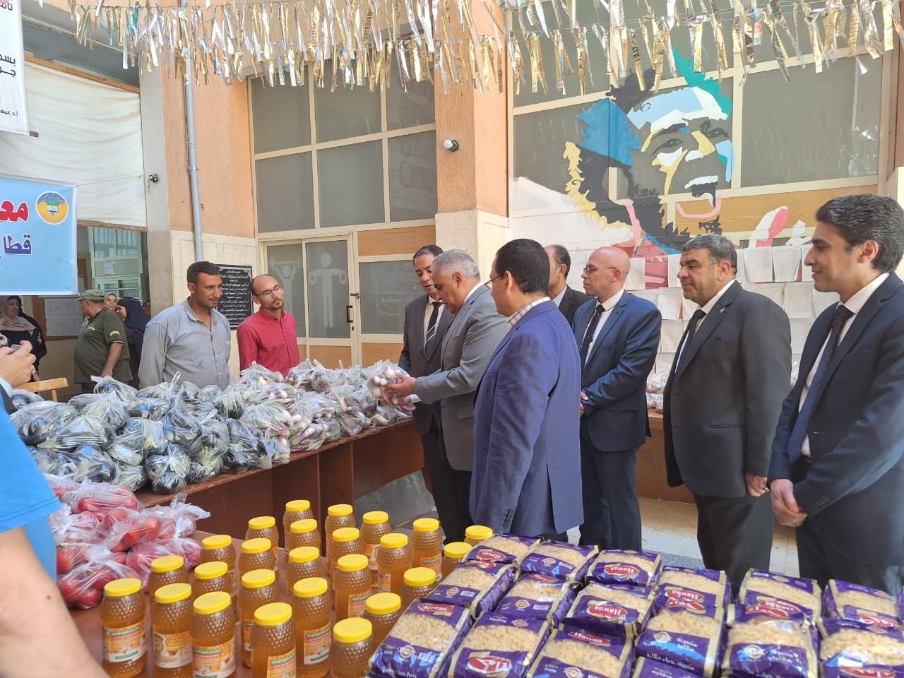 تنوع في السلع المعروضة بمعرض السلع بكلية الزراعة تنوع في السلع المعروضة بمعرض السلع بكلية الزراعة