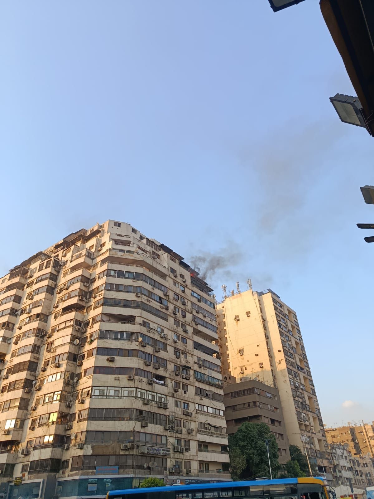 حريق داخل شقة سكنية فى الدقى (2) حريق داخل شقة سكنية فى الدقى (2)