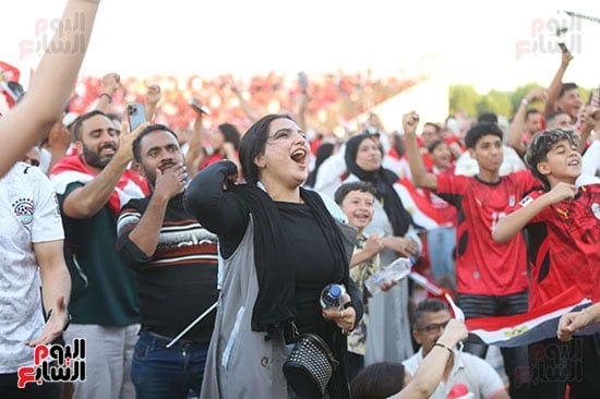 فرحة الجماهير بالشوط الأول (12) فرحة الجماهير بالشوط الأول (12)