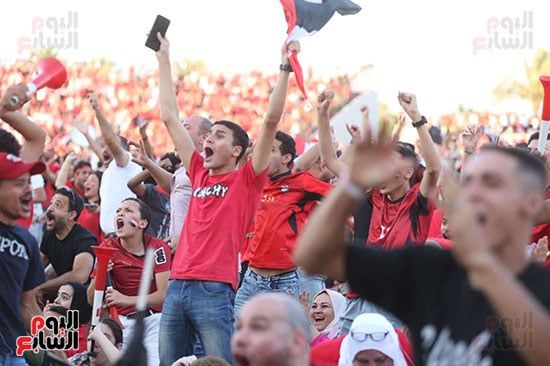 فرحة الجماهير بالشوط الأول (17) فرحة الجماهير بالشوط الأول (17)